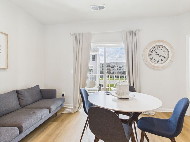 Building Photo - 642 Brookwood Glen Terrace