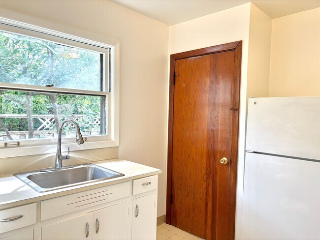 Building Photo - FEWEK01