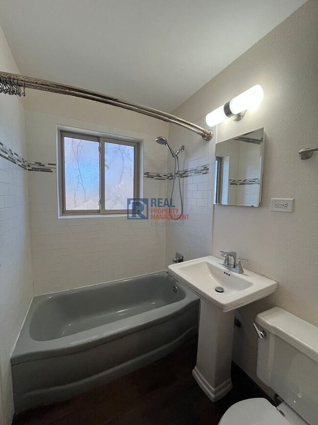 Building Photo - 2564 S Yates St