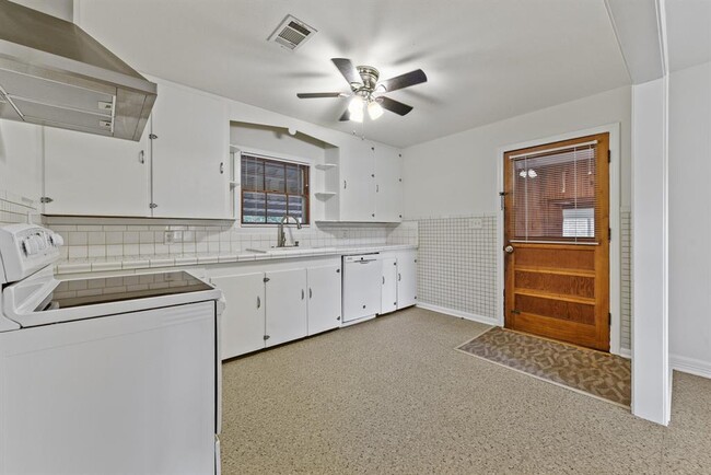 Building Photo - 400 N Elm St