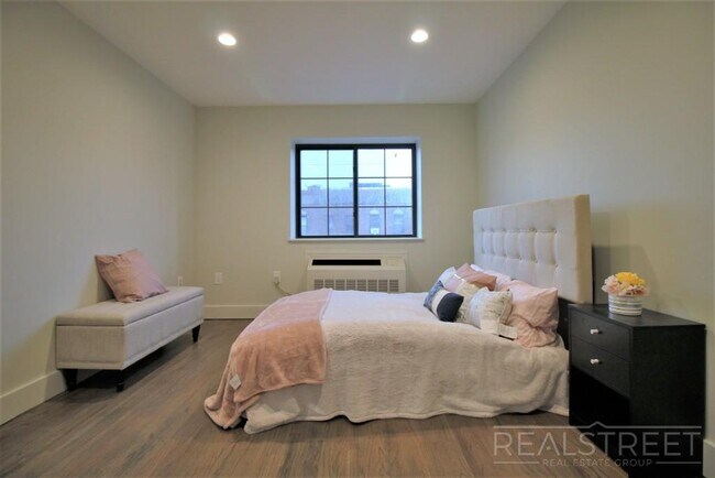 Building Photo - Stunning NEW 1 BED in PLG!
