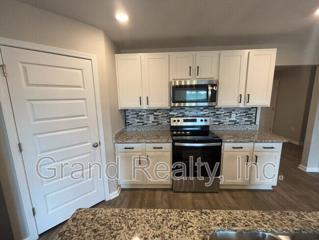 Building Photo - 5583 Guinevere Ln