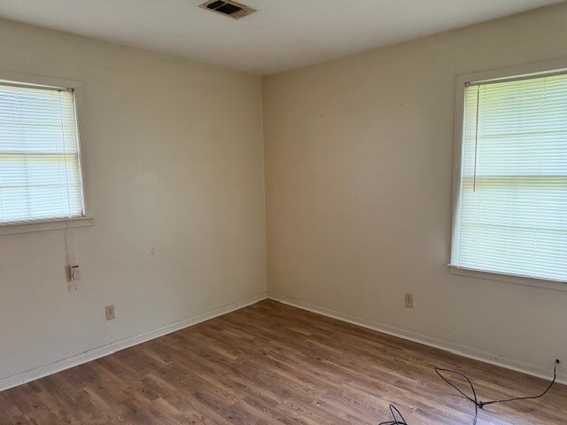 Building Photo - 513 Thunderbird Dr