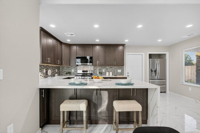 Building Photo - Bright & Spacious 3 Bed, 2 Bath Home – Must See!