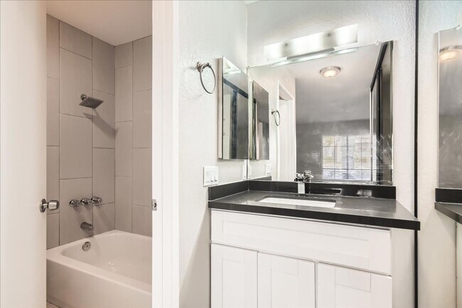 Building Photo - Spacious 1-Bedroom Condo with Modern Comfo...