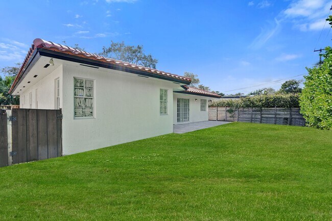 Building Photo - 5721 SW 11th St