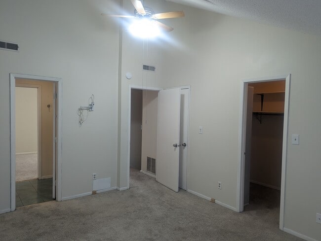 Building Photo - 2104 Melrose Dr