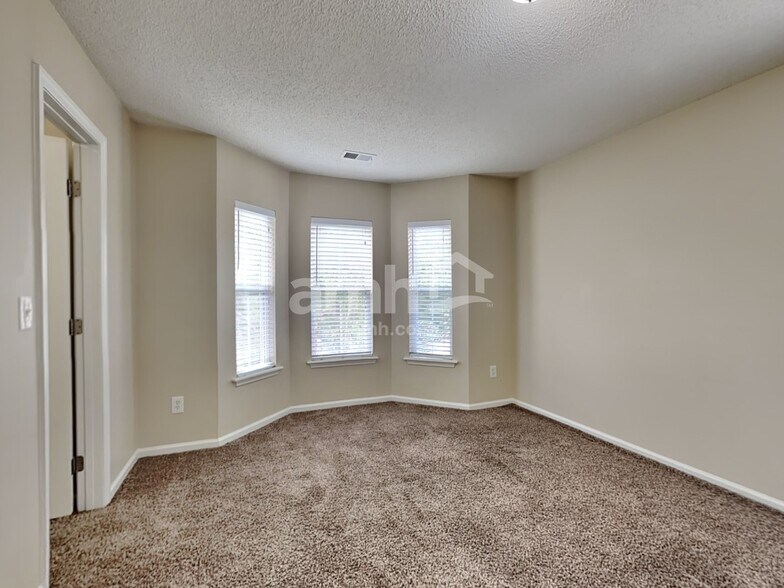 Building Photo - 60 Creek Bend Dr