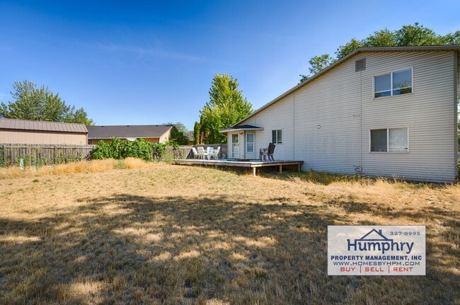 Building Photo - 3 Bedroom/2.5 Bathroom/2 Car Garage, 1,574 Sqft in the Landing Subdivision. Living Room/Dining Ro...