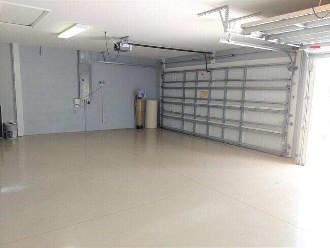 Building Photo - Annual Rental: Luxurious 4 Bedroom 3 bath ...