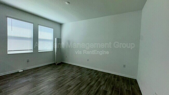 Building Photo - 6326 Lakepine St