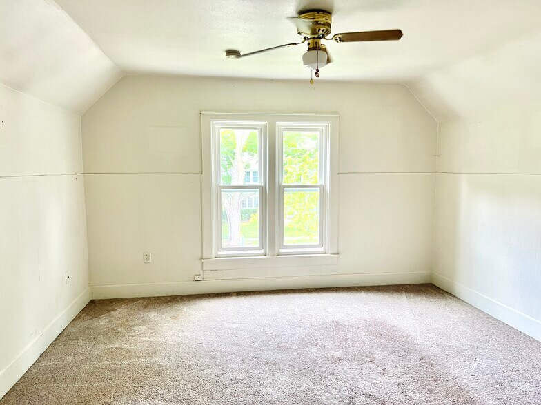 Building Photo - 27 Reed St