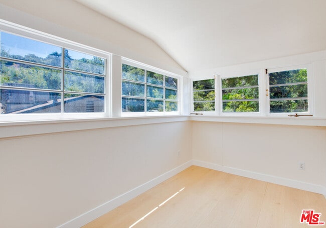 Building Photo - 10309 Chrysanthemum Ln