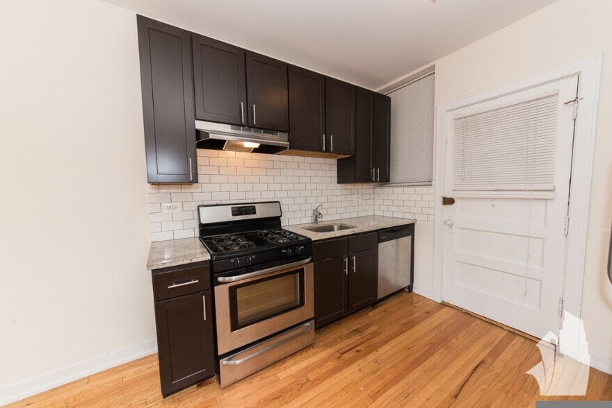 Building Photo - 2010 W Foster Ave