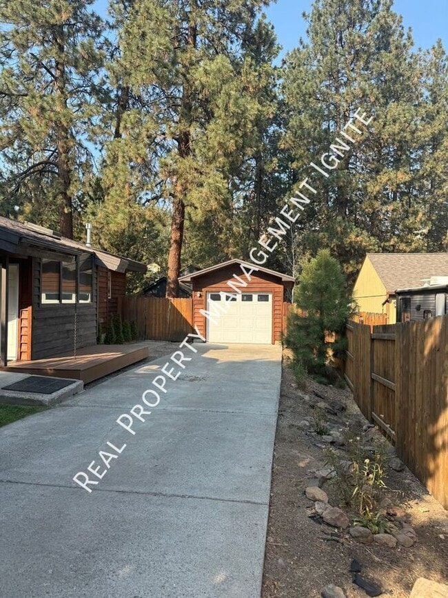 Building Photo - 1782 SW Forest Ridge Ave