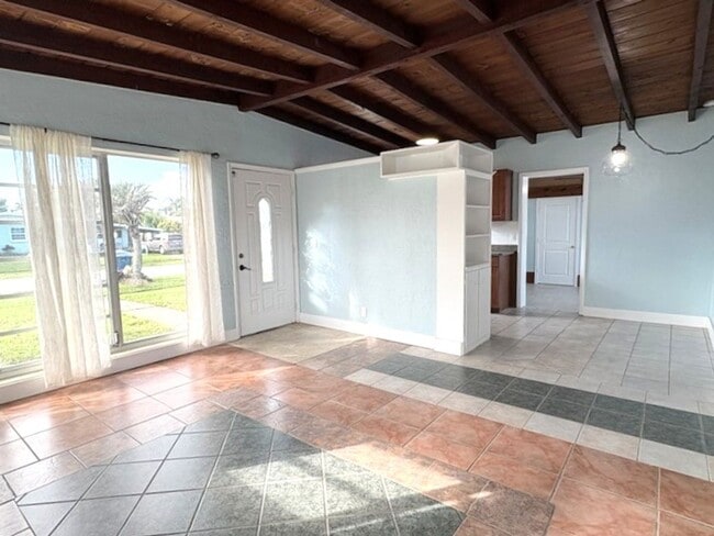 Building Photo - Beachside Bungalow in Ormond Beach!