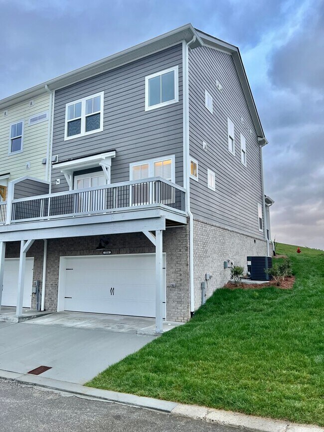 Building Photo - Like New 3 Bed, 4 Bath Townhome w/ 2 Car Garage