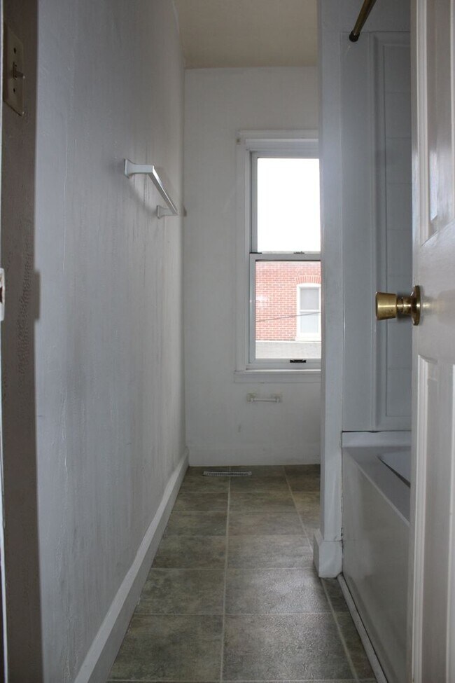 Building Photo - 42 Laurel St