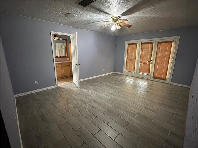 Building Photo - 16610 La Avenida Dr