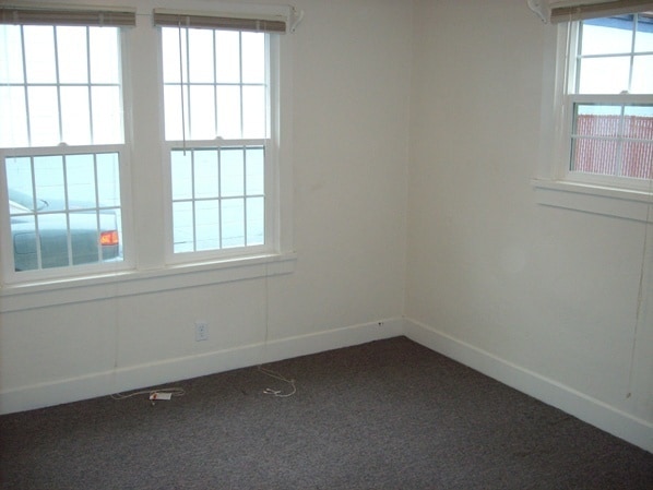 Building Photo - Well kept house near downtown Eugene with yard care included