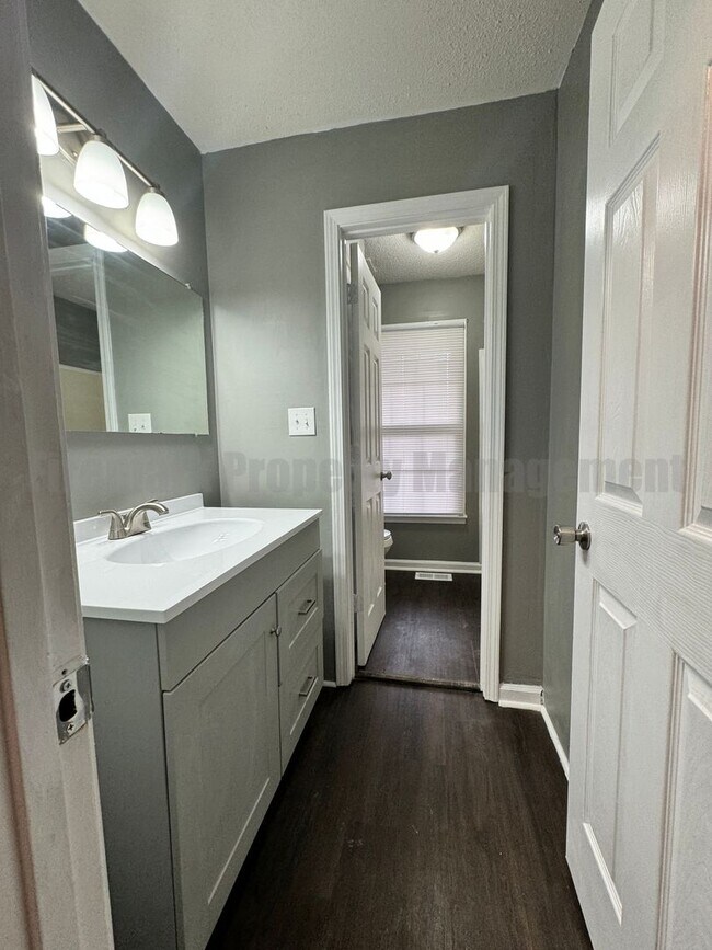 Building Photo - Newly Renovated 4 Bedroom 2 Bathroom