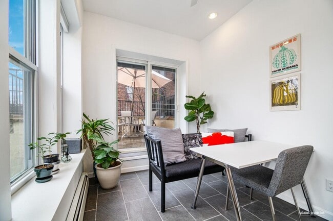 Building Photo - 2+ Bedroom with Private Deck