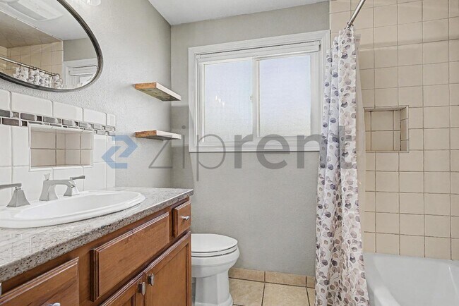 Building Photo - Unit
