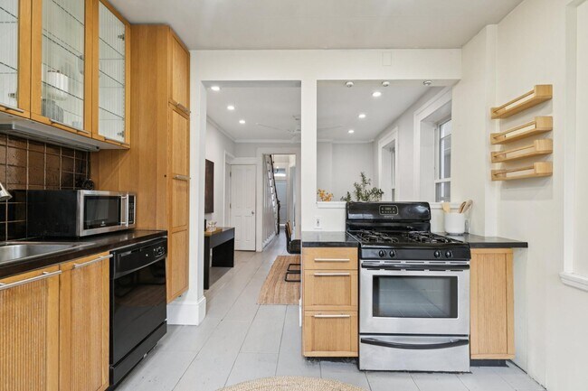 Building Photo - 1228 Catharine St