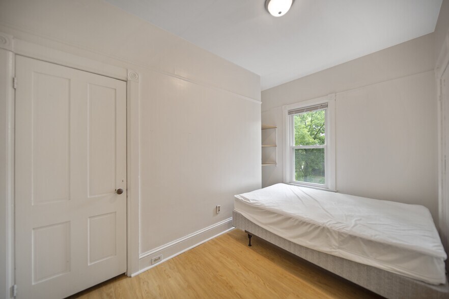 Building Photo - 921 E State St