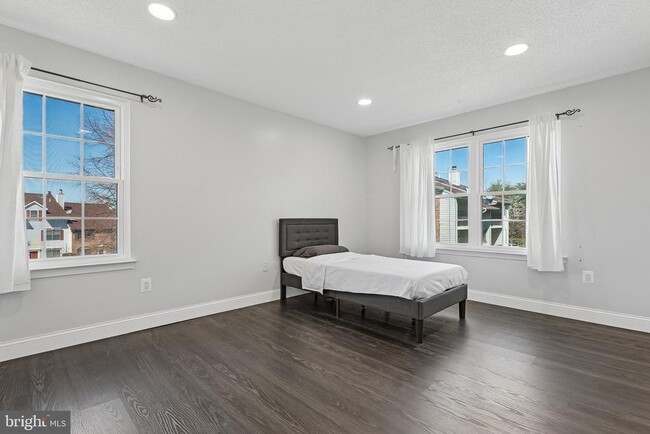 Building Photo - 11 Poillon Ct