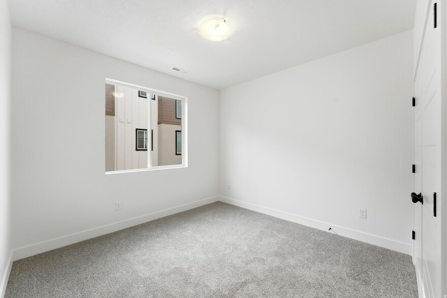 Building Photo - 138 E Chambord Ct