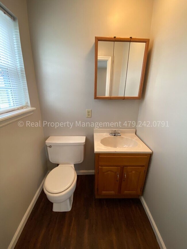 Building Photo - HALF OFF MOVE IN RENT! Cute 3 Bed 1.5 Bath Home ready NOW!