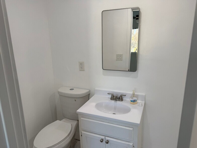 Building Photo - 3275 Saturn Ave