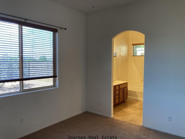 Building Photo - APPLY NOW - 4648 N Providence