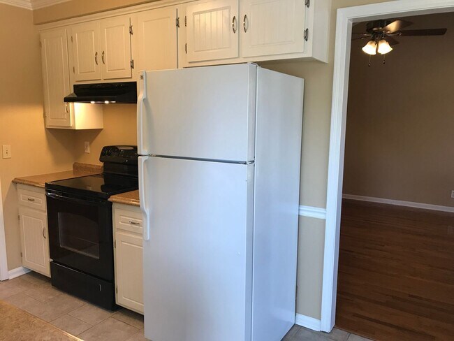 Building Photo - 3 Bedroom Home with Bonus Room For Rent!