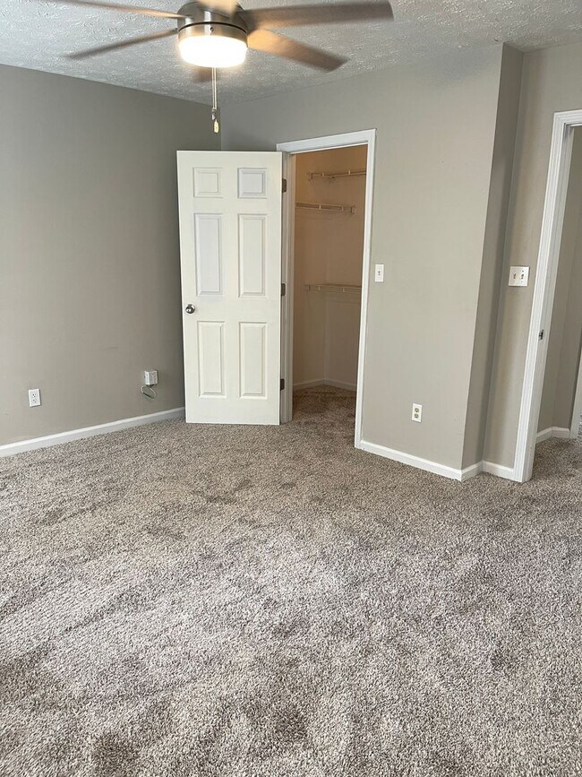 Building Photo - Split level home