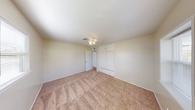 Building Photo - 3 bed 1.5 bath house + Studio Apt