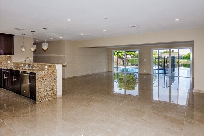 Building Photo - 16641 Royal Poinciana Dr
