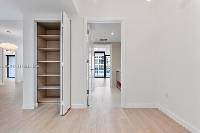 Building Photo - 9901 W Bay Harbor Dr