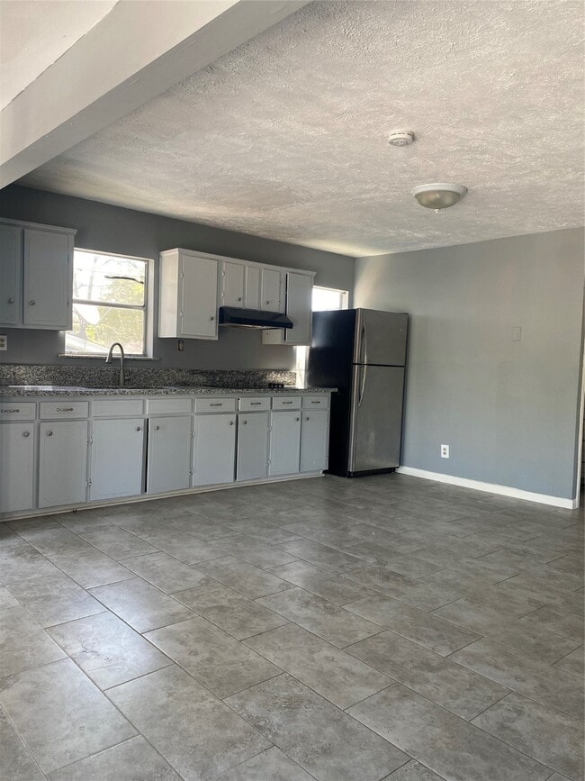 Building Photo - 8220 Glenview Dr