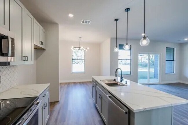 Building Photo - 5713 Stonegate Cir