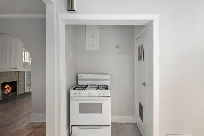 Building Photo - 2 Story 3 Bed 2 Bath, Off Street Parking!