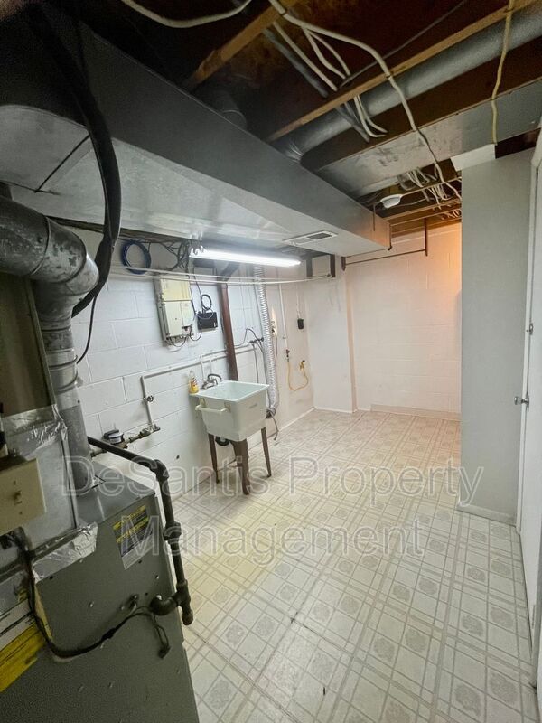 Building Photo - 925 Elm Ct