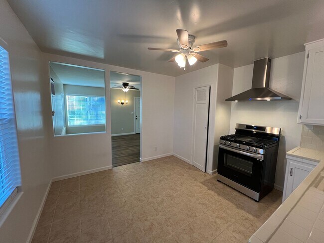Building Photo - Updated 2-bedroom cottage in La Loma neighborhood!
