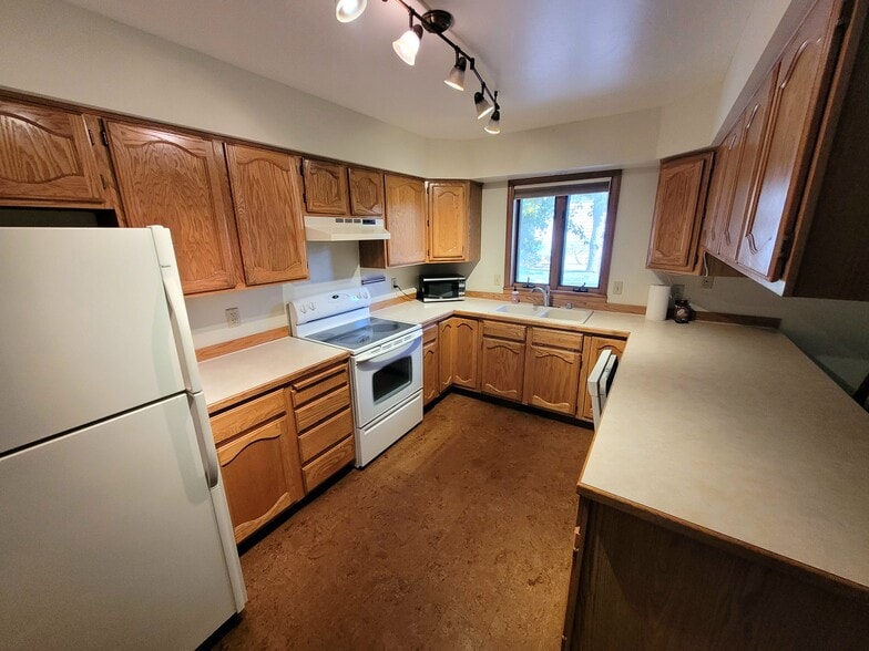 Kitchen - 1711 W Koch St