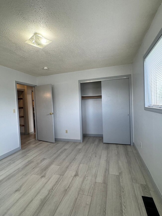 Building Photo - d1606