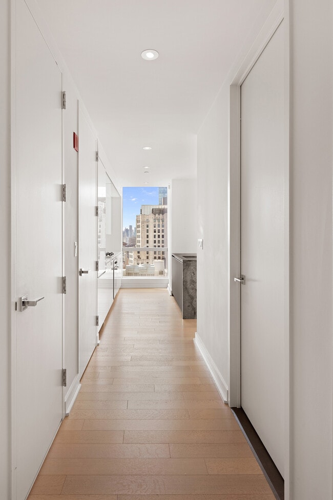 Building Photo - 400 Park Ave S