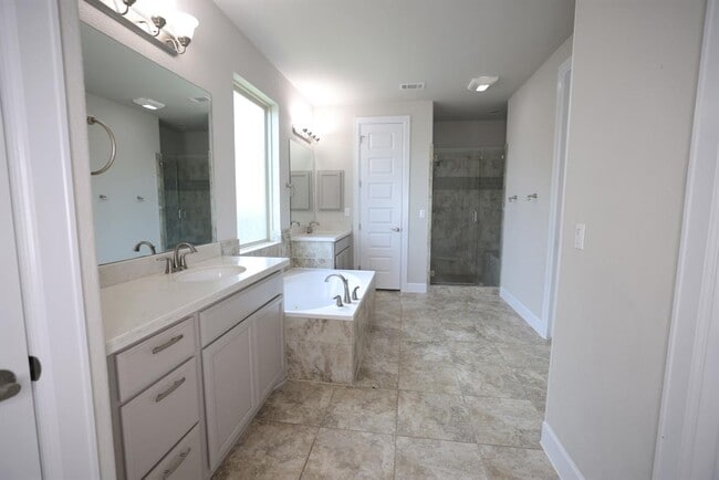 Building Photo - 5301 Ponte Tresa Dr