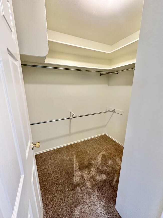 Building Photo - 4 bedrooms plus 2 additional areas. Price Reduced!!