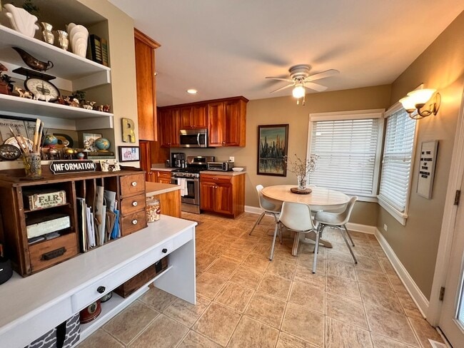 Building Photo - 1N261 Stacy Ct